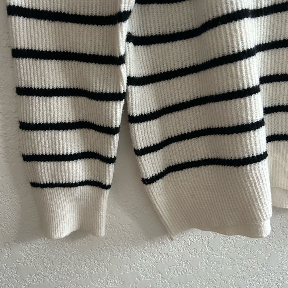 Old Navy SoSoft V-neck Cocoon Preppy Black and White Knit Sweater - Picture 6 of 10